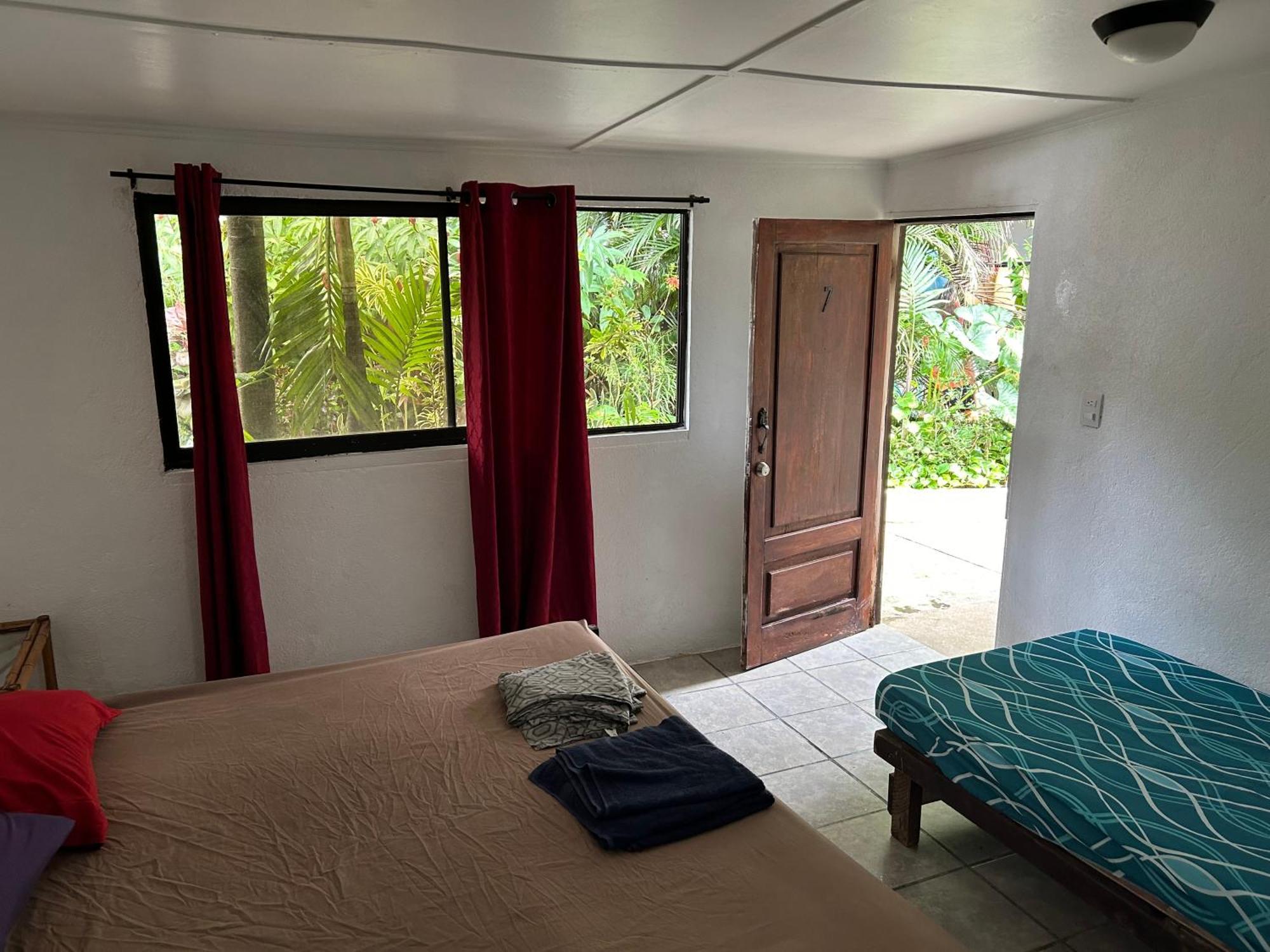 Pura Vida Hostel *
